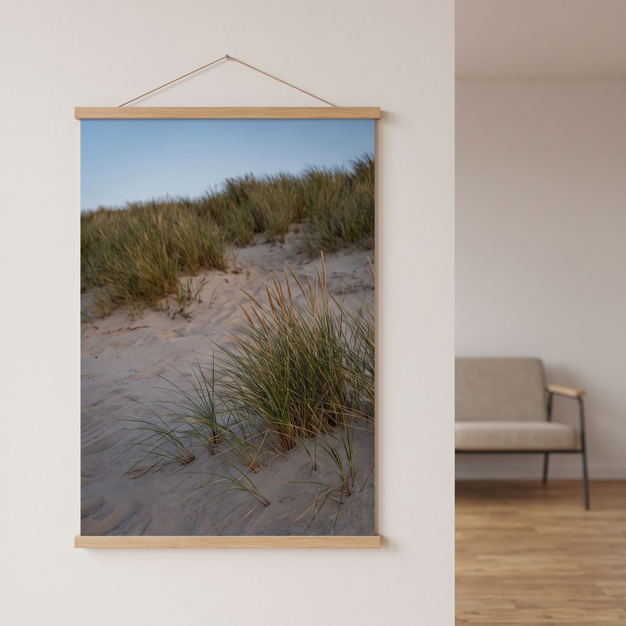 Großformatiges Poster mit Ostsee-Fotomotiv an der Wand (KI-generierte Darstellung)