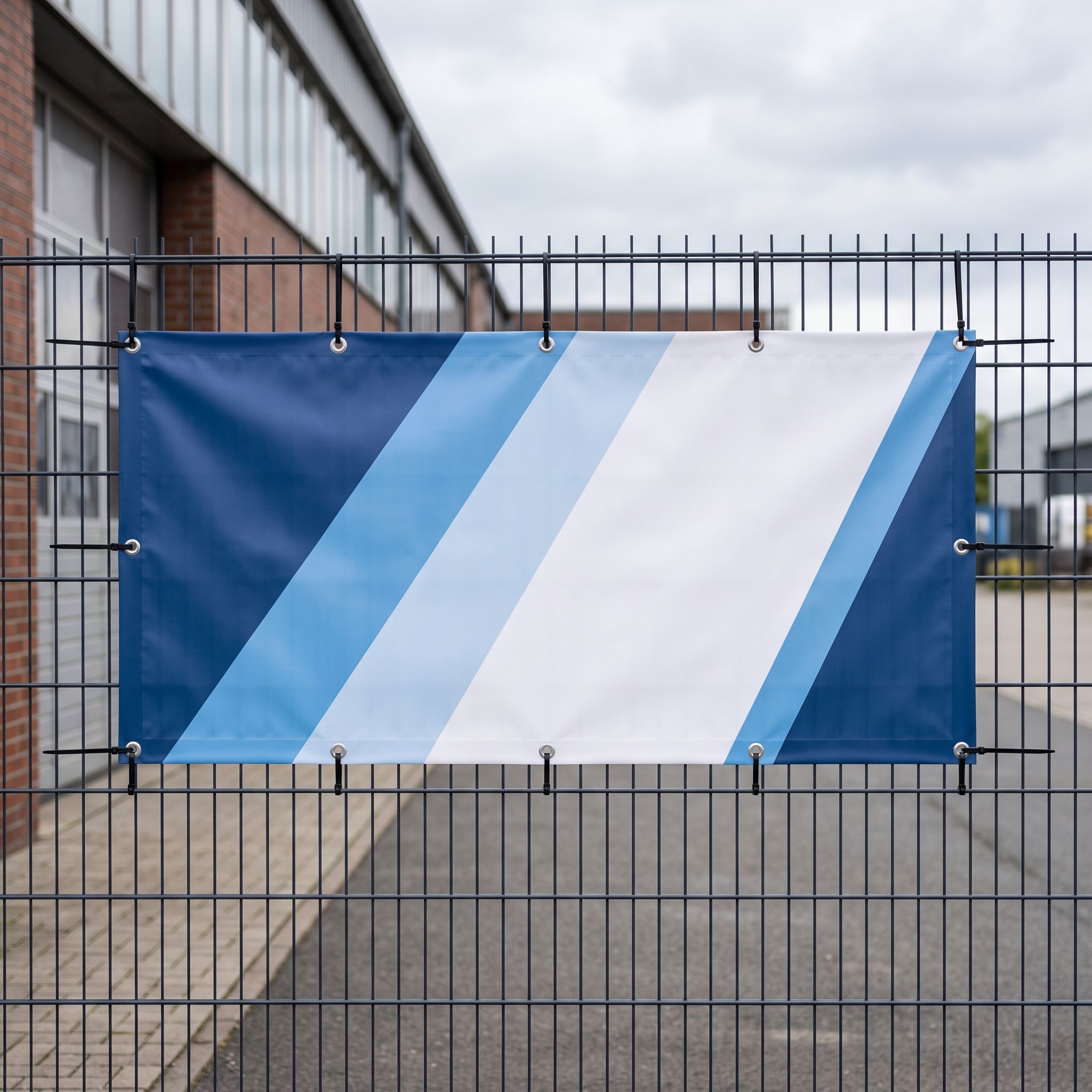 Werbebanner 200 x 100 cm aus PVC-Plane 510 g, umsäumt mit Ösen alle 50 cm, am Stabgitterzaun (KI-generierte Darstellung)