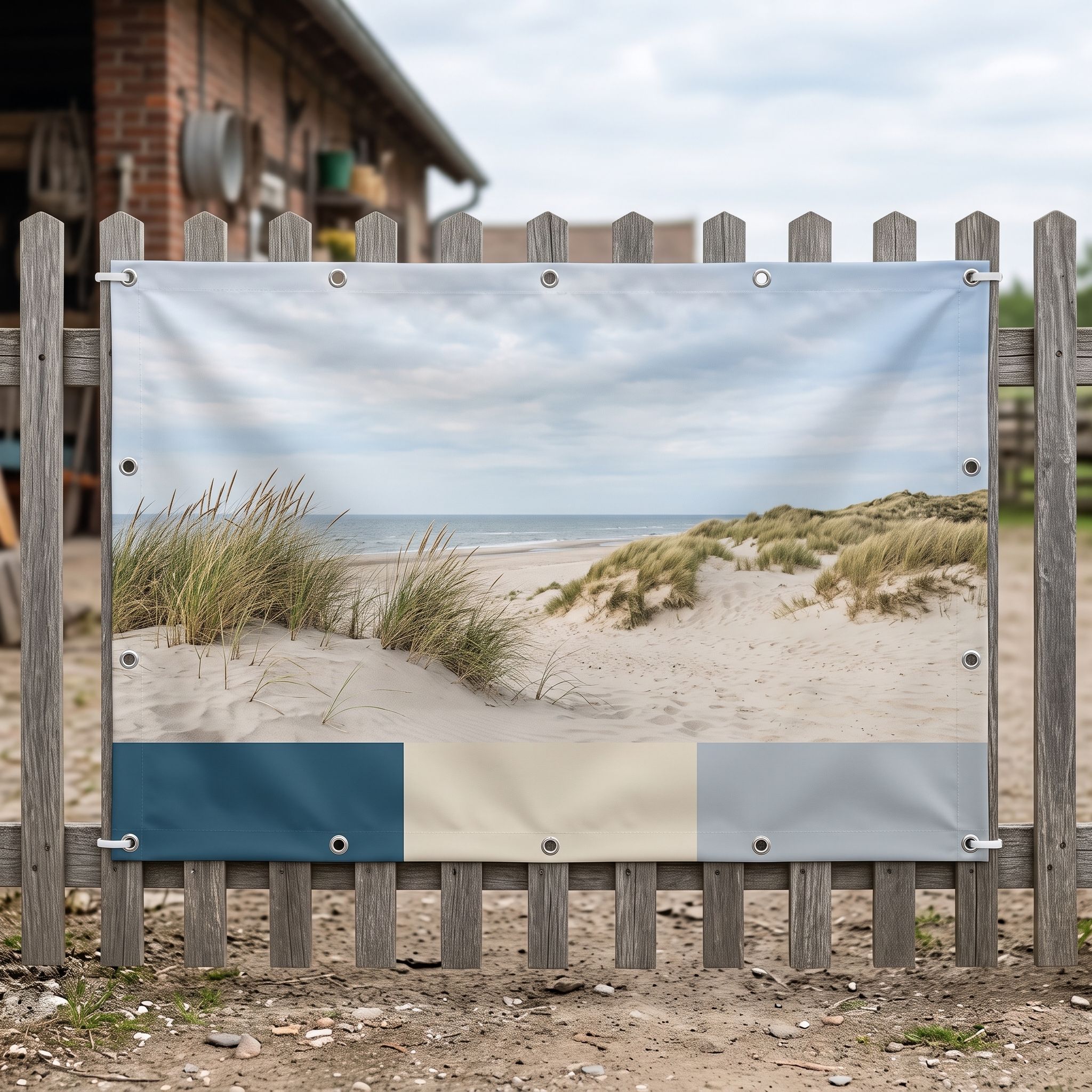 Werbebanner 150 x 100 cm aus PVC-Plane 510 g, umsäumt mit Ösen alle 50 cm, am Holzzaun (KI-generierte Darstellung)