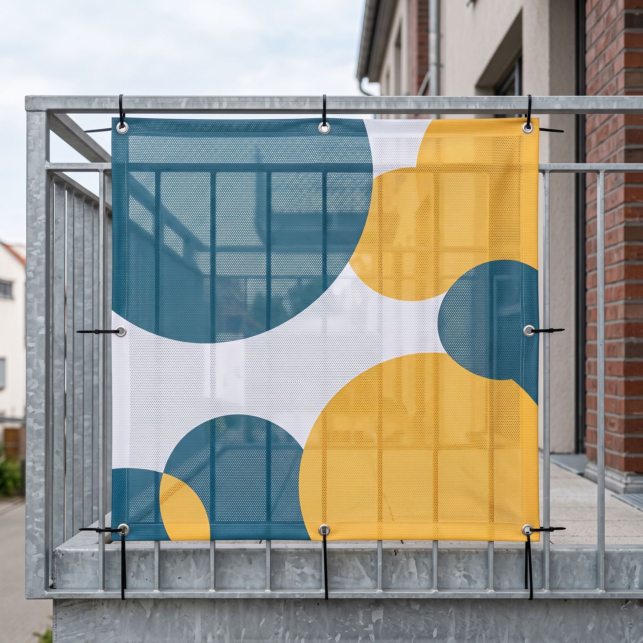 Werbebanner 100 x 100 cm aus Mesh-Gewebe 270 g, umsäumt mit Ösen alle 50 cm, am Balkongeländer (KI-generierte Darstellung)