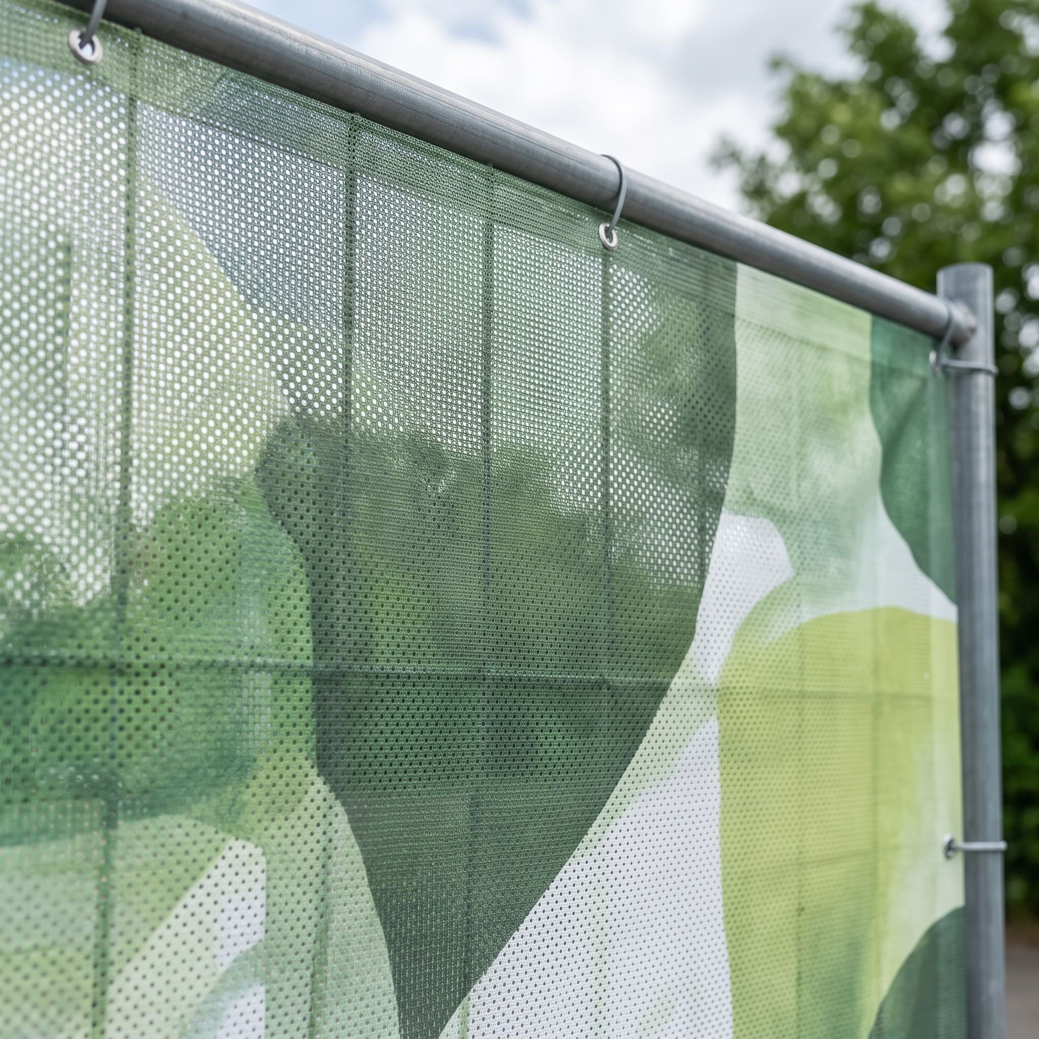 Nahaufnahme: luftdurchlässiges Mesh-Gewebe 270 g im Gegenlicht (KI-generierte Darstellung)