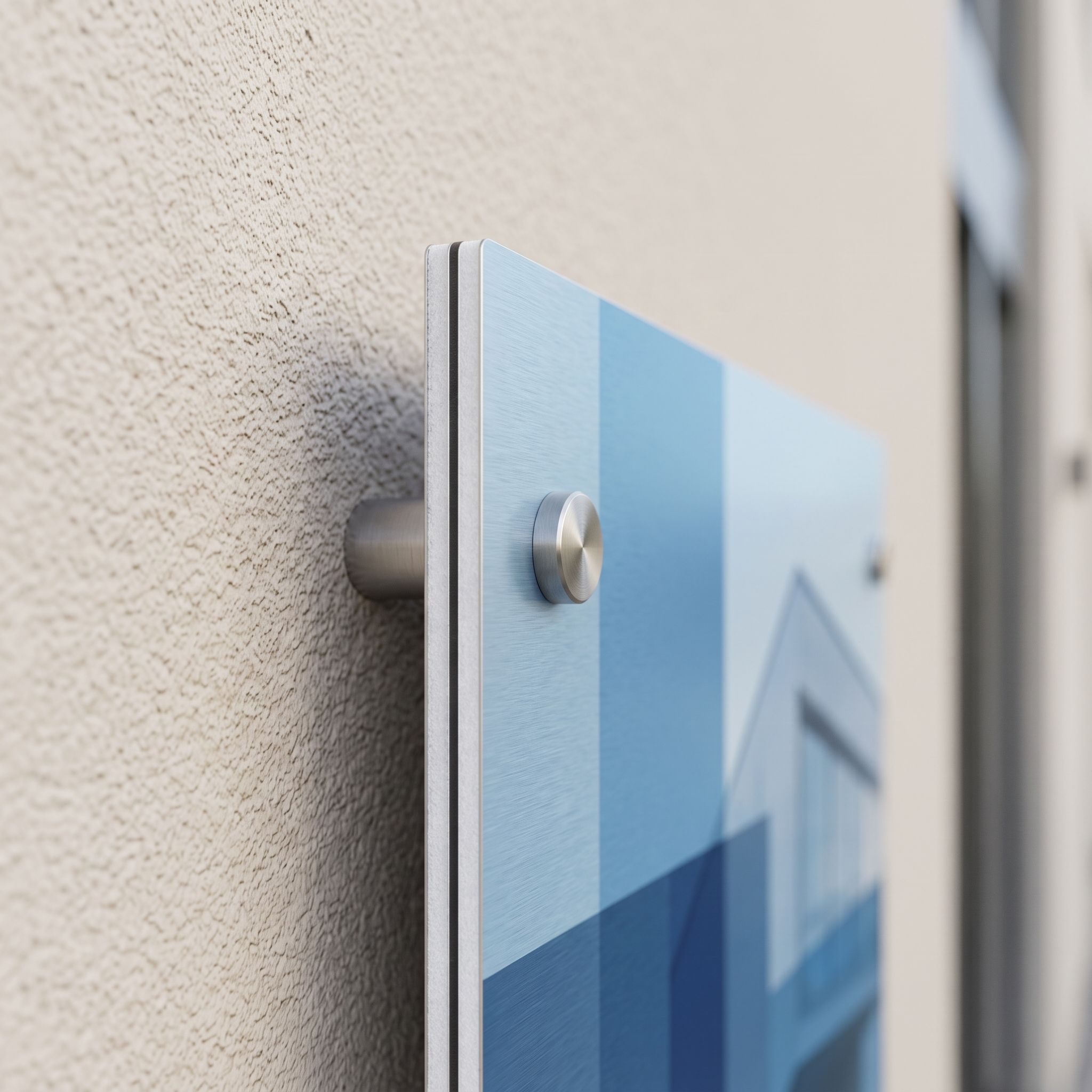 Montage-Detail: Alu-Verbundschild mit Edelstahl-Abstandshalter an der Wand (KI-generierte Darstellung)